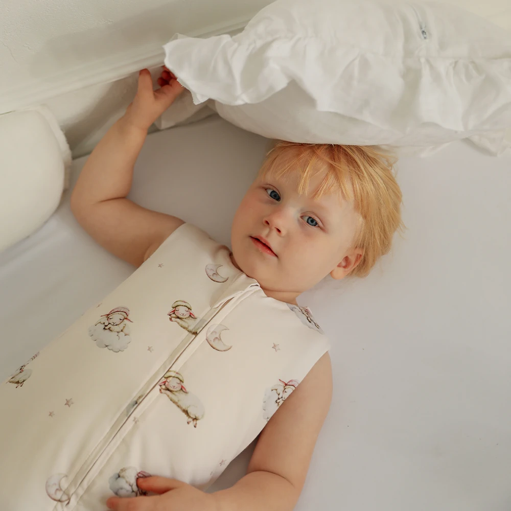 Sleeping-bag-with-legs-2.5-TOG-3-4-years-close-up-Waldin